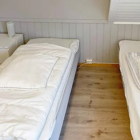 7 Person In Bokn-by Traum *