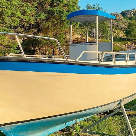 7 Person In Bokn-by Traum *